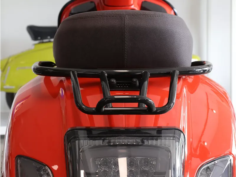 Achterdrager MOTO NOSTRA Met Handgreep Vespa GT Glanzend Zwart