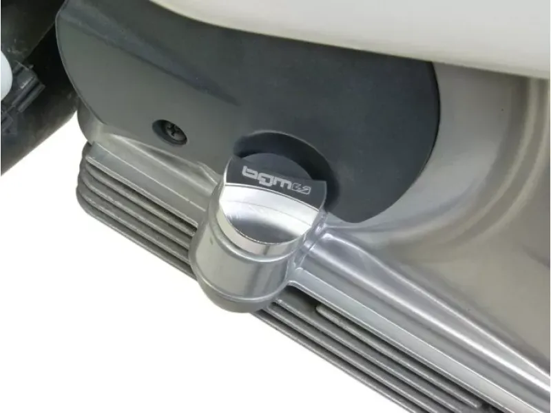 olievuldop met peilstok  BGM pro, motorolie  piaggio leader/quasar   vespa et4, lx, lxv, s, gt, gts, gtv, gtl 125 300cc   geanodiseerd zilver