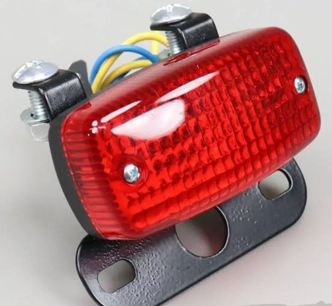 Achterlicht Uni Klein + Kent.Plaat Steun Zwart 73x37mm. Excl. lamp Bay15D	