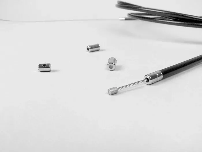 Universele Kabelset Ø=1,2 mm x 2500 mm Slang= 2200mm Nippel Ø=3,0mm x 3mm Gebruikt Als Gaskabel  Gevlochten Kabel Ptfe  Zwart